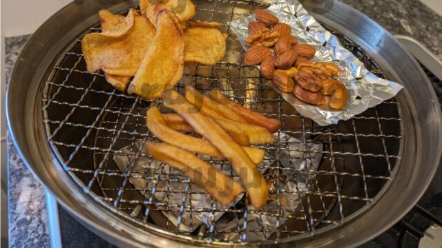 Colemanのコンパクトスモーカーでお菓子とミックスナッツを燻製した様子