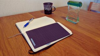 優雅に家でジャーナリングを行っている様子