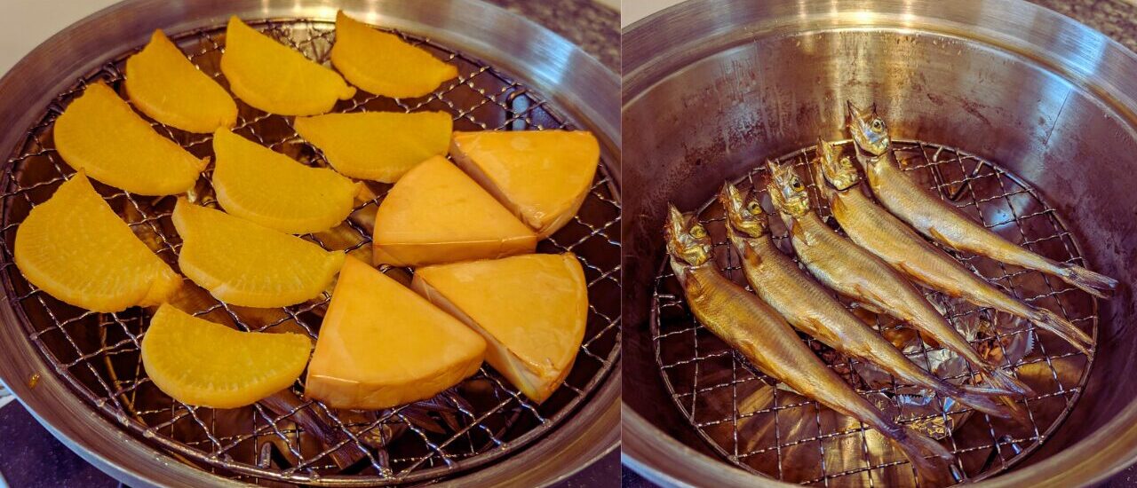 自宅でColemanの燻製器を使ってししゃもとたくあんを燻製した様子