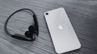スマホと骨伝導イヤホンでオーディオブックの示唆する画像