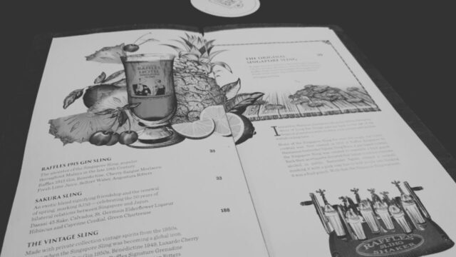 いいお酒が飲めるシンガポールのLong Barで優雅に飲んでいる様子をイメージできる画像